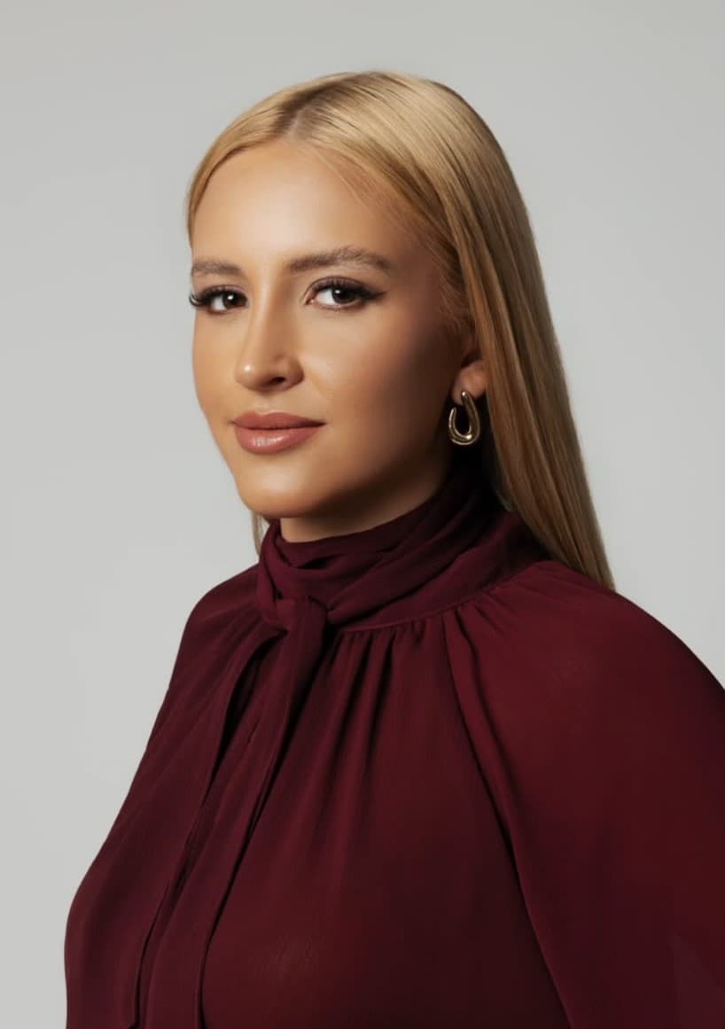 Maynara Gomiela em atendimento no estúdio Vn Concept Batel